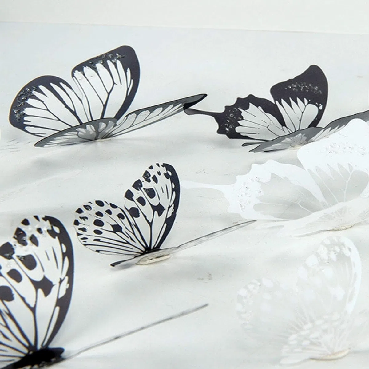 36 szt. 3D kolorowy kryształowy motyl naklejki ścienne z samoprzylepną artystyczną kalkomanią satynowy papier motyle dziecko sypialnia dziecięca dom DIY dekoracja zdejmowane naklejki ścienne (B1)